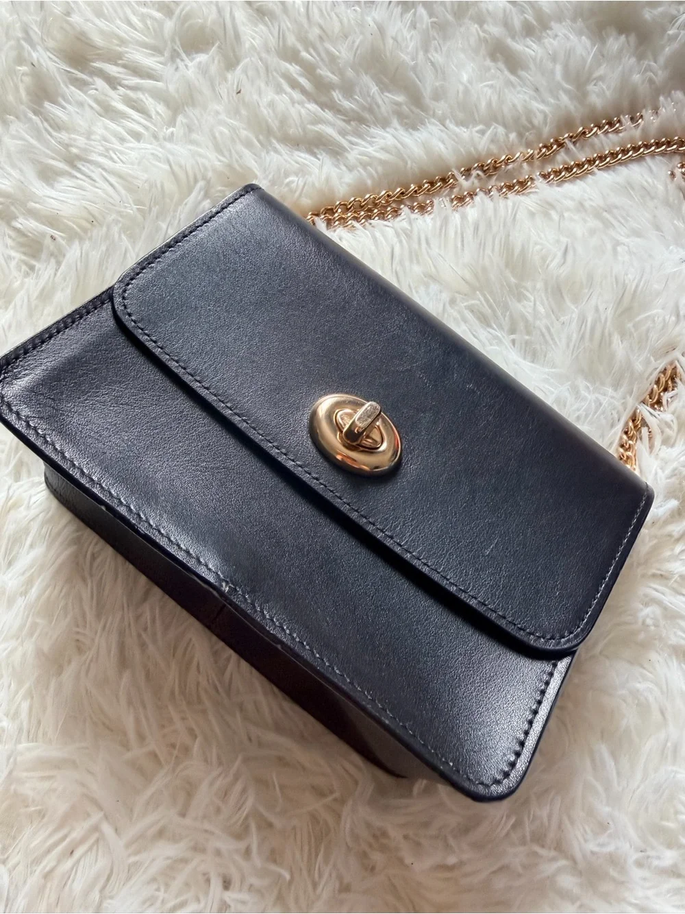 Coach Black Leather shoulder /Crossbody with Gold Chain - Picture 2 of 6